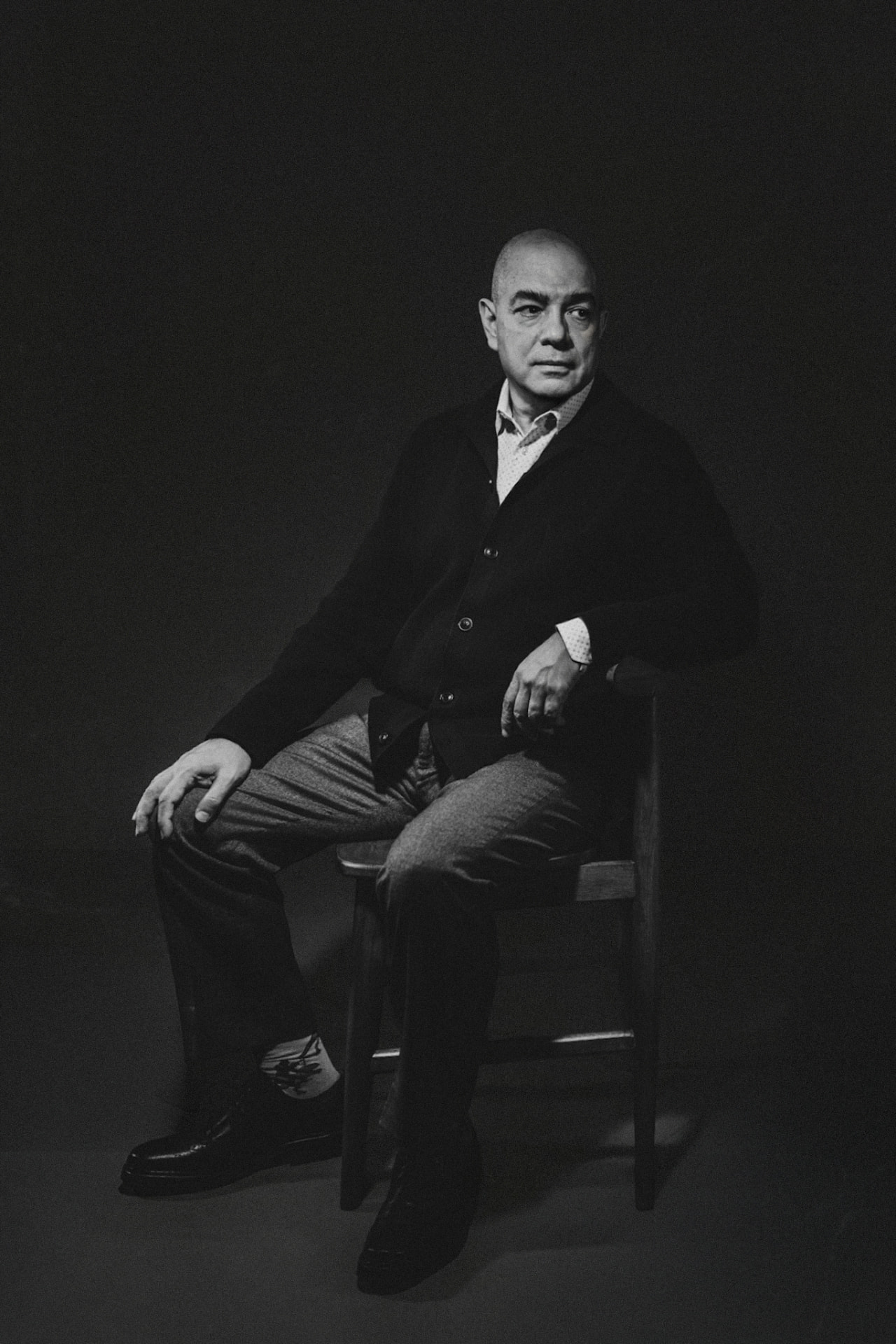 Retrato en blanco y negro sobre fondo oscuro