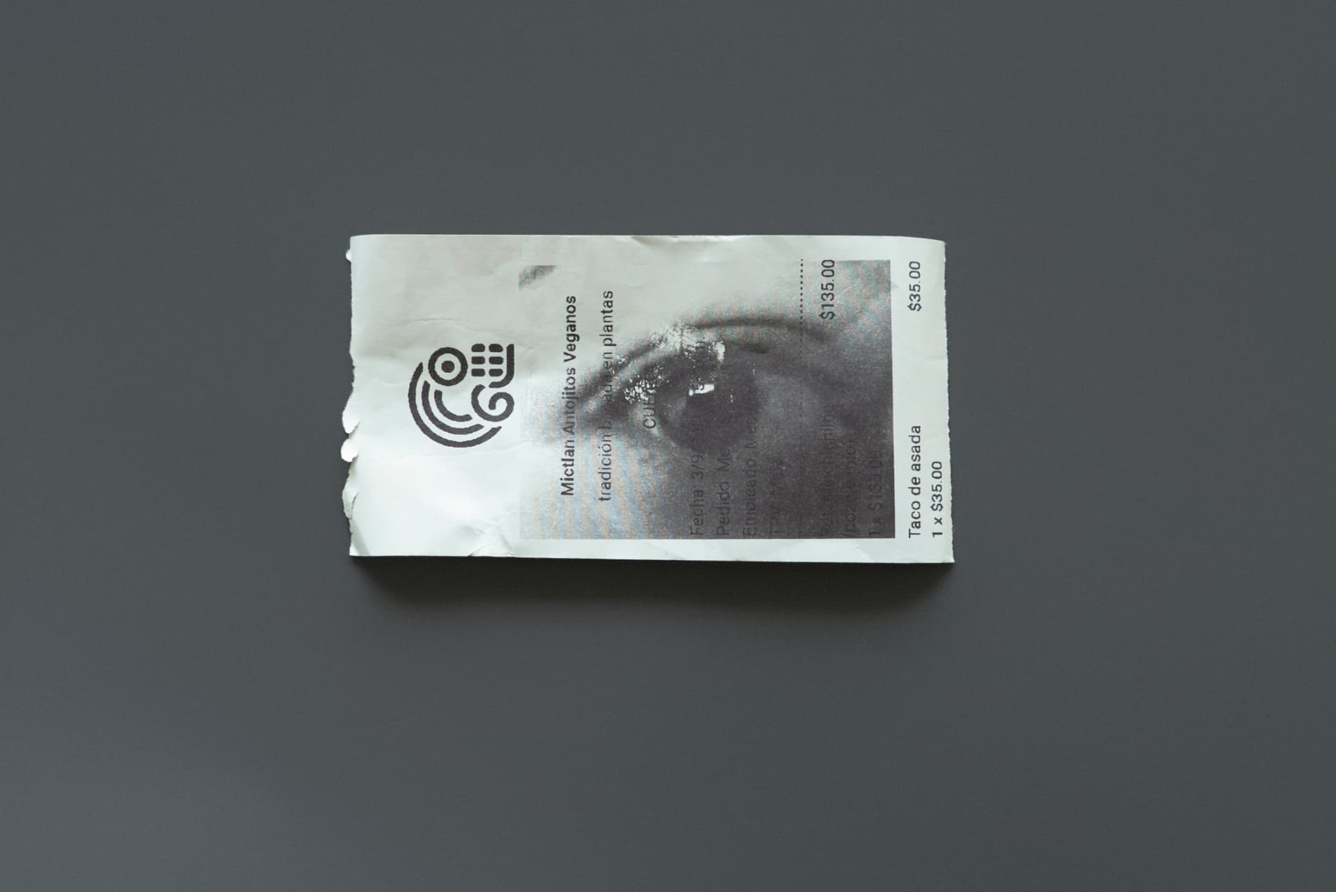 Ticket impreso con un ojo, detalle