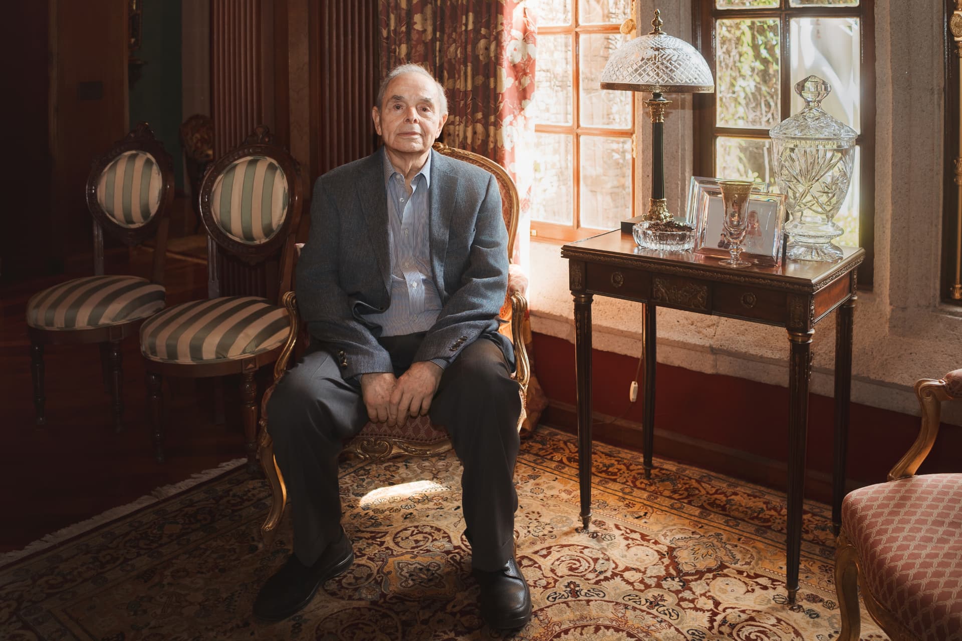 Retrato en una sala junto a una ventana