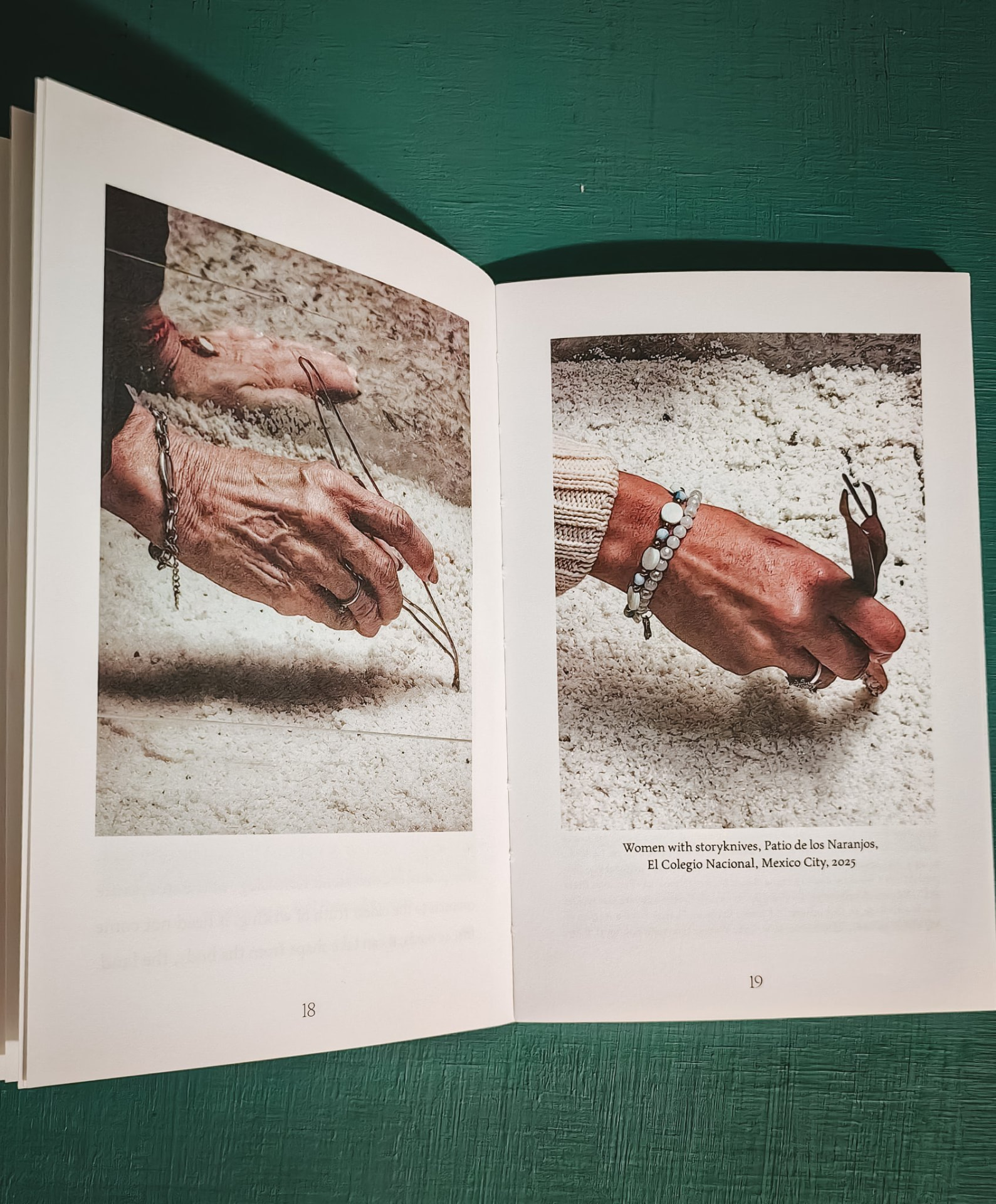 Páginas interiores de De-Blading the Knife: Objects Talk Back