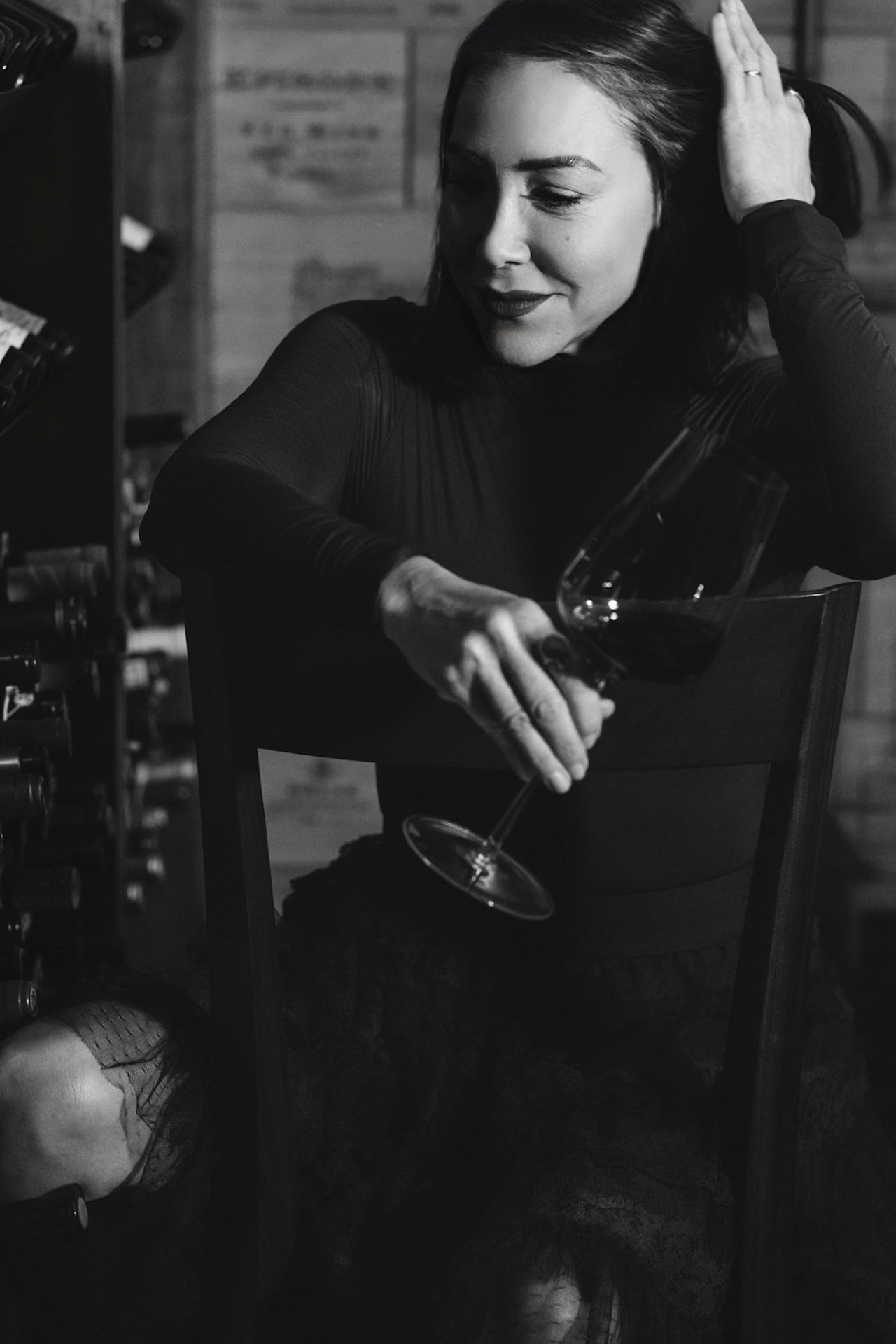 Retrato en blanco y negro en una cava