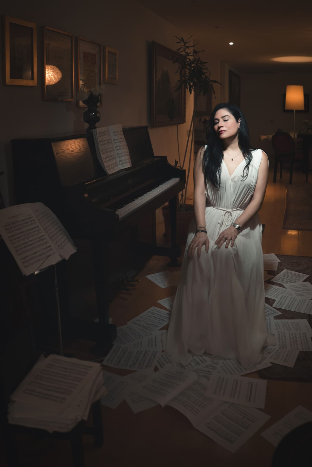 Retrato de una pianista en casa, junto al piano y partituras
