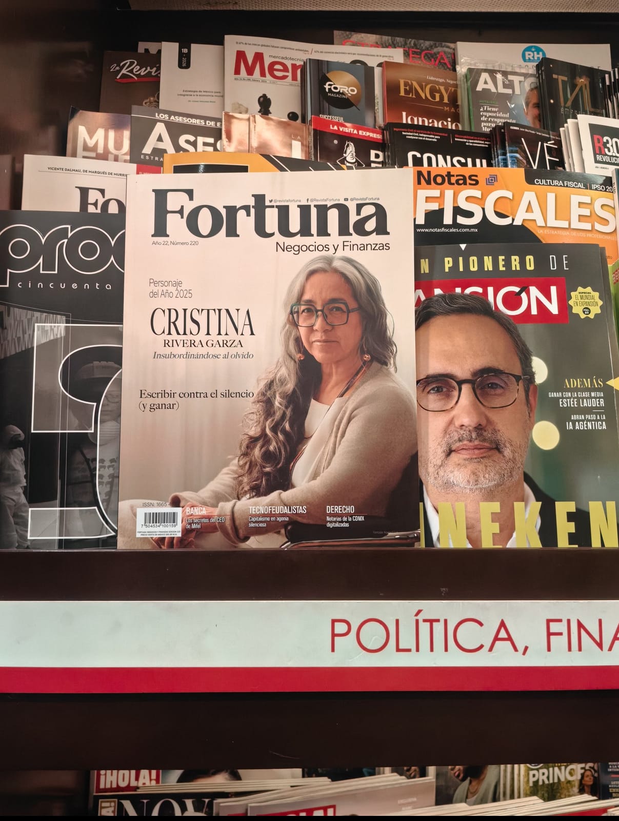Ejemplar de Revista Fortuna en un puesto de revistas
