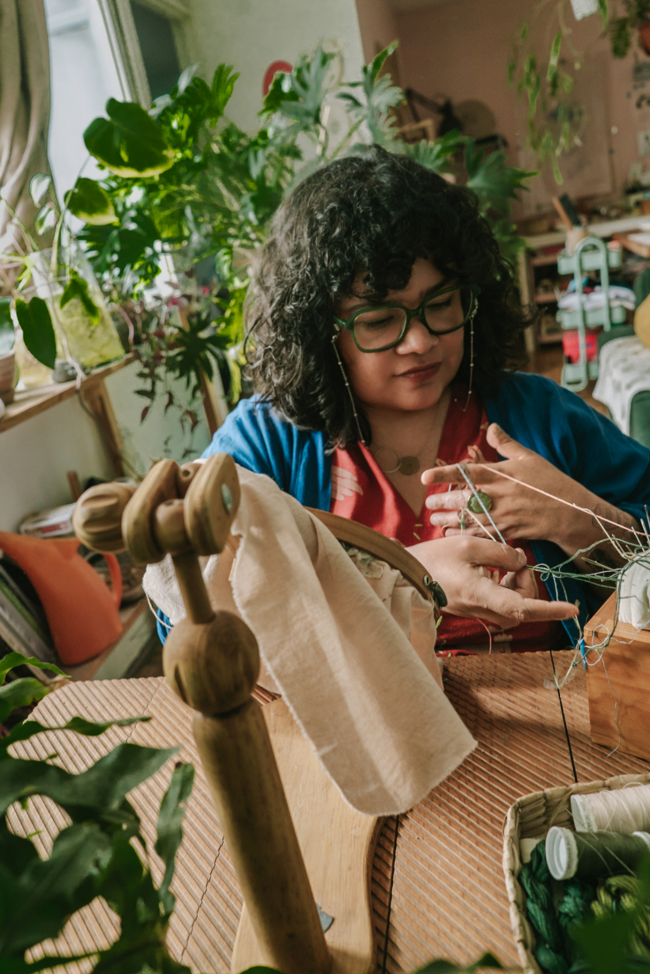 Retrato en un taller con plantas