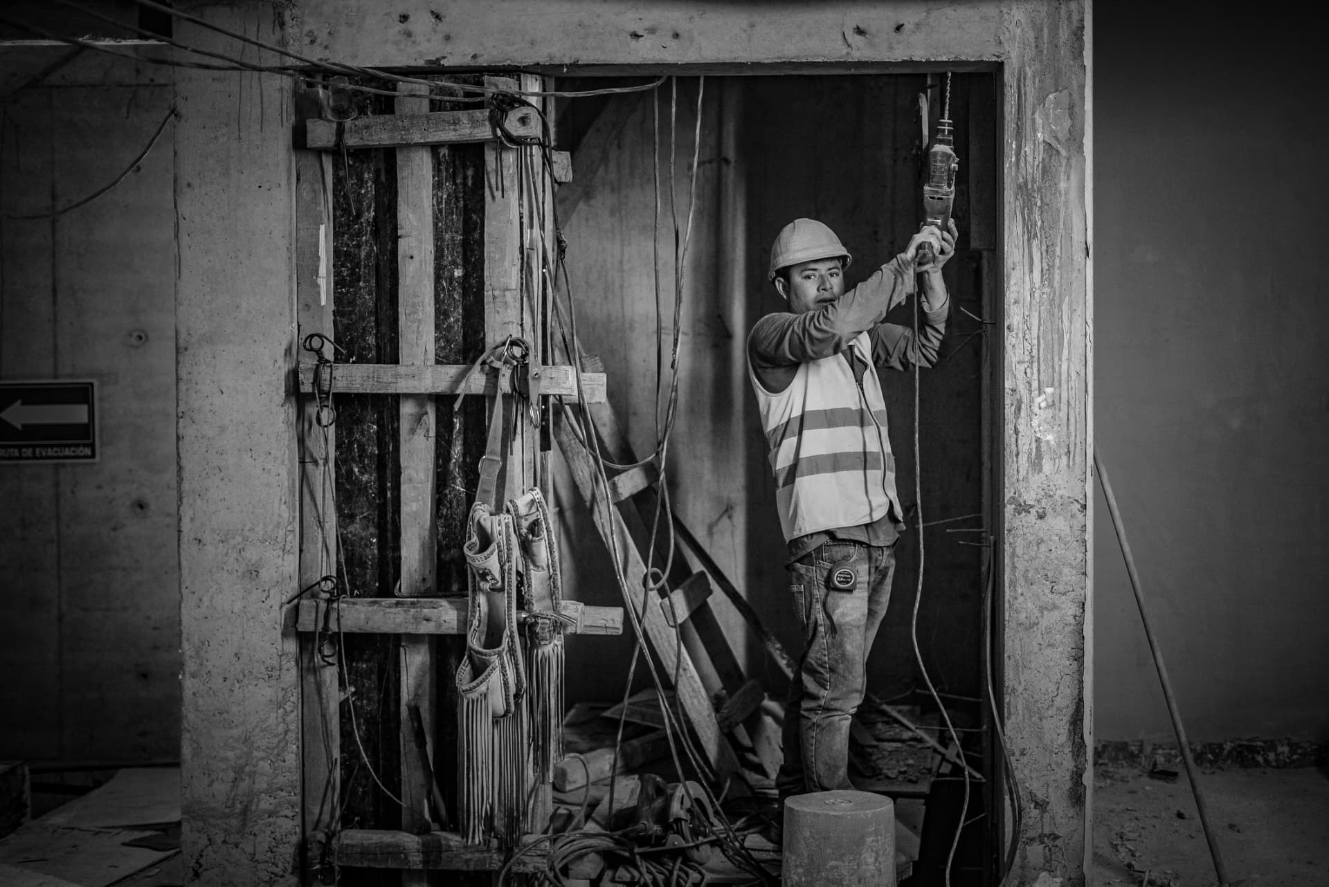 Retrato en blanco y negro en una obra en construcción